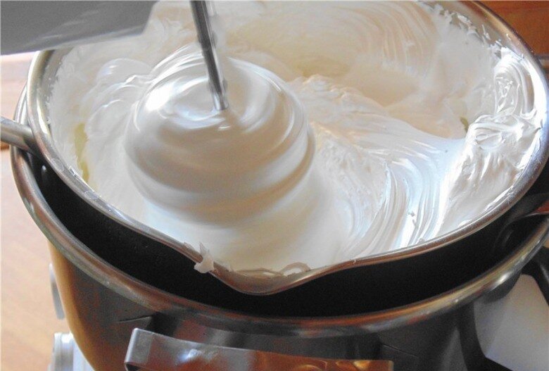 Водяная баня для крема. Крем для торта. Приготовление крема. Взбивание белкового крема. Торт с заварным кремом.