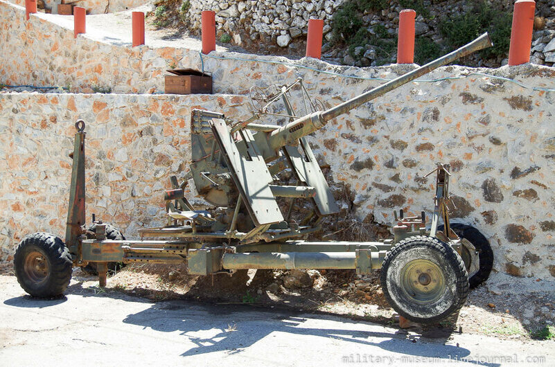 1. 40-мм зенитное орудие Bofors Mk. II. Anti Aircraft Gun перед входом в музей