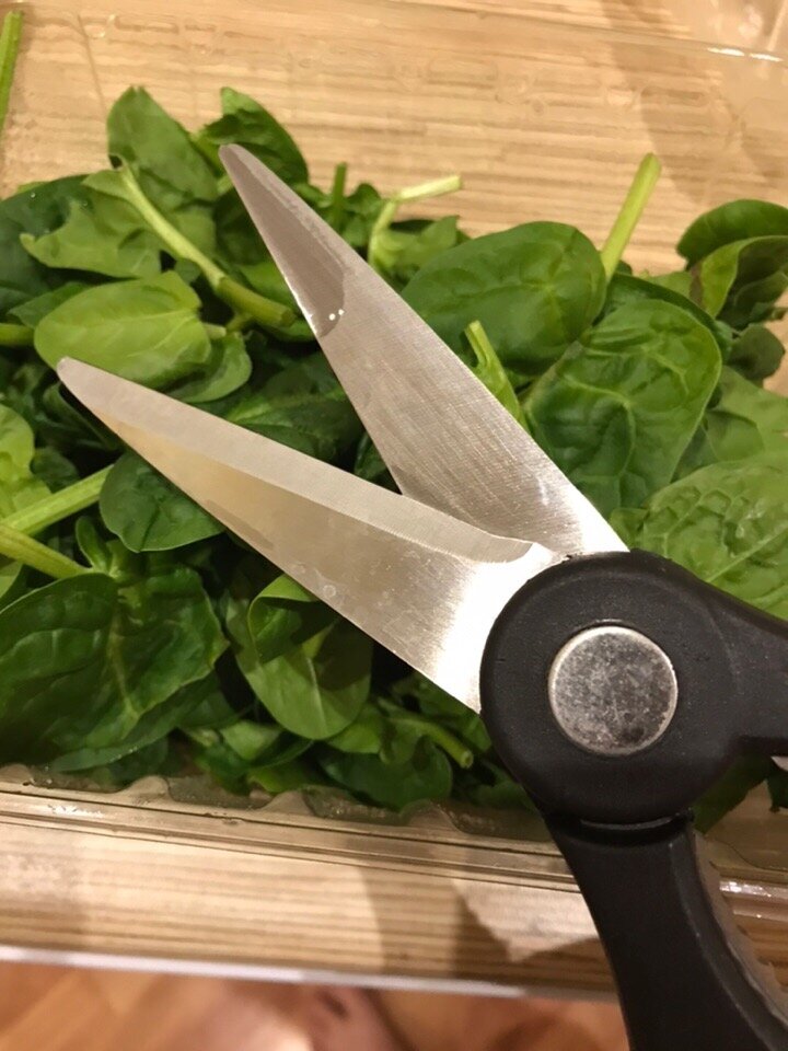 Столовые ножницы помогут быстро покрошить шпинат в салат)