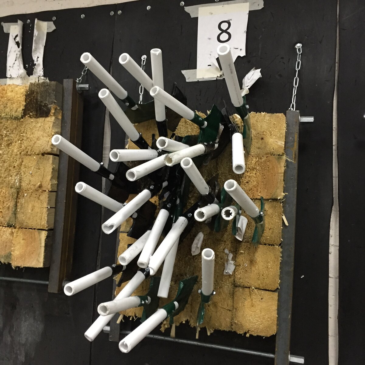 "Ежик" из автомобильных и классических армейских лопаток, пересаженных на пластиковые рукояти. Фотография - автора