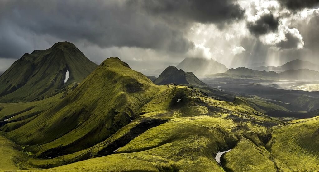 Заборонено ввезення наркотичних та психотропних речовин, сирих м'ясопродуктів, в'яленого м'яса, бекону, копченої ковбаси, свіжої або мороженої дичини, некип'яченого молока, яєць, насіння і дитячих іграшок, виготовлених зі свинцю або матеріалів, що містять цей метал. Також заборонено ввезення рибальських снастей і спорядження, що використовувалися за кордоном без попередньої дезінфекції та офіційного підтвердження про санобробку. Це правило поширюється і на ввезення спорядження та екіпірування для верхової їзди. Заборонено вивезення предметів, що мають природно-історичну цінність — в тому числі необробленої лави, каменів із заповідних місць, птахів, пташиних яєць і гнізд.