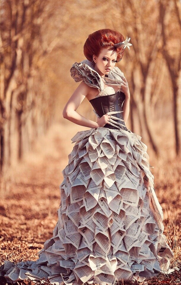 Модель в платье из переработанных материалов. 