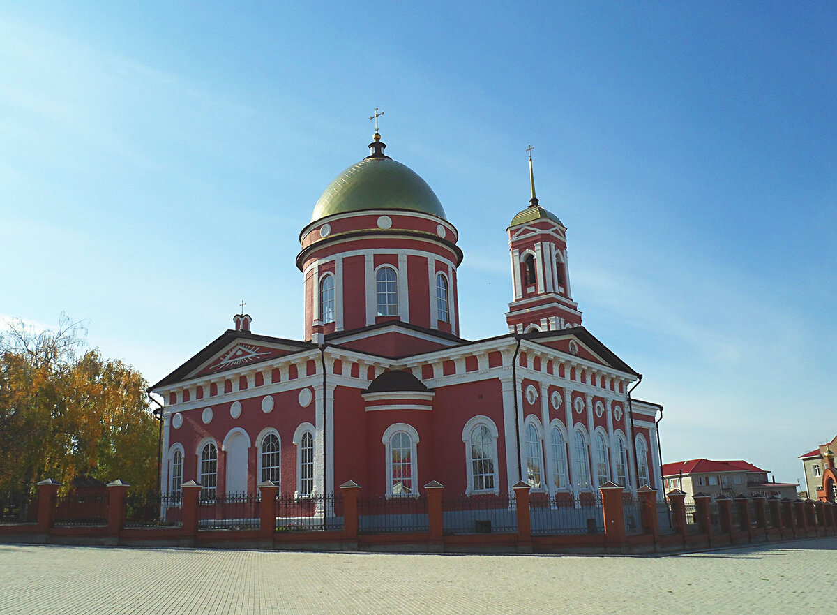 Городская площадь в центре города. Тут имеется церковь.