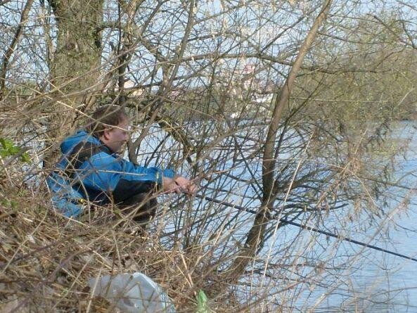 Затем, до возраста 20 лет, у меня был перерыв. Я полностью потерял интерес к рыбалке. Когда друзья звали меня на очередной выезд на водоем, я, в большинстве случаев, отказывался. «Рыбалка??? Да нууу, мне это не интересно». Вот как я обычно отвечал. Но в один прекрасный день я все-таки поехал и, как я ни упирался, мне сунули в руку удочку. И тут мое сознание перевернулось. К чему это привело, вы узнаете позже. Но тот момент стал однозначно определяющим в моей рыболовной карьере. 