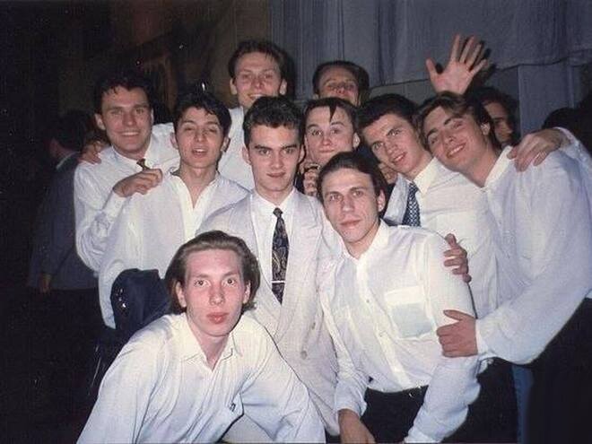 Зеленский (второй слева) вместе со школьными товарищами.