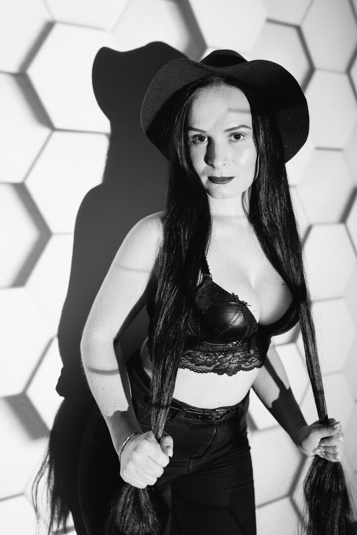 Длинные волосы. Модно ли на сегодняшний день иметь шевелюру, длинною  ниже пятой точки? Что говорит нам мода? На фото почти попала вся длина моих волос.