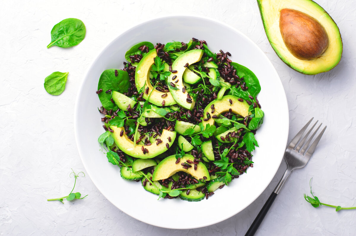 Чёрно-зелёный рисовый салат