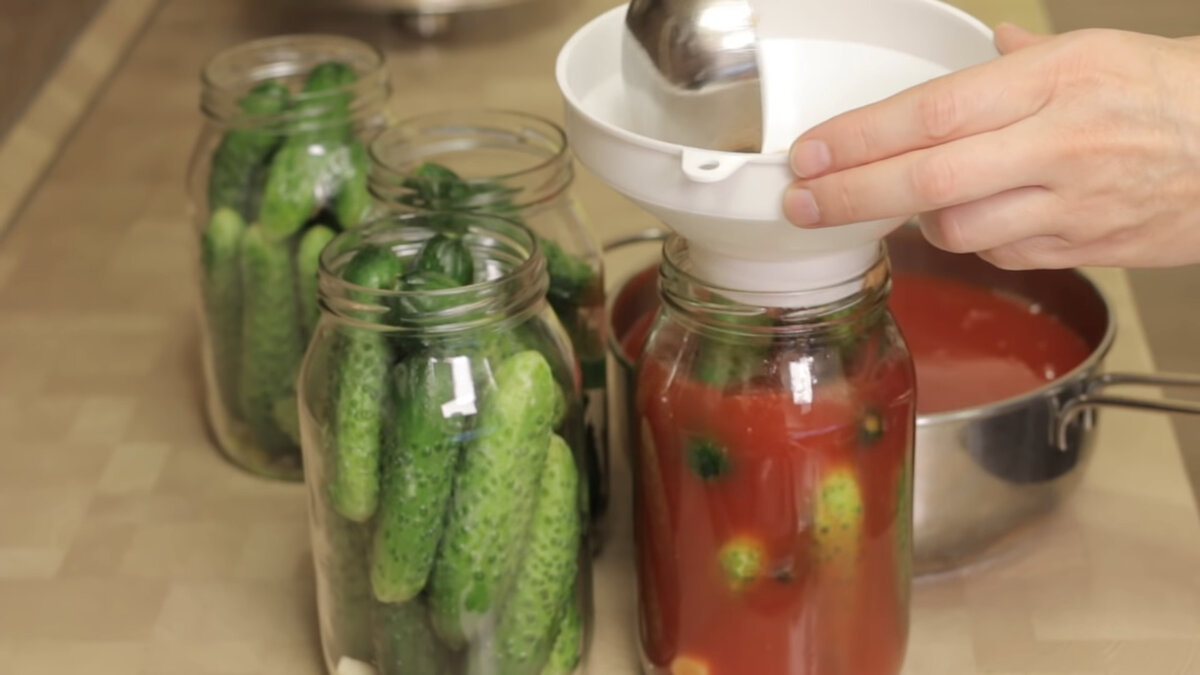 огурцы маринованные в томатном. огурцы в томатном кетчупе чили. огурцы в томатной заливке на зиму. огурцы в томатной пасте на зиму. огурцы маринованные в томатном.