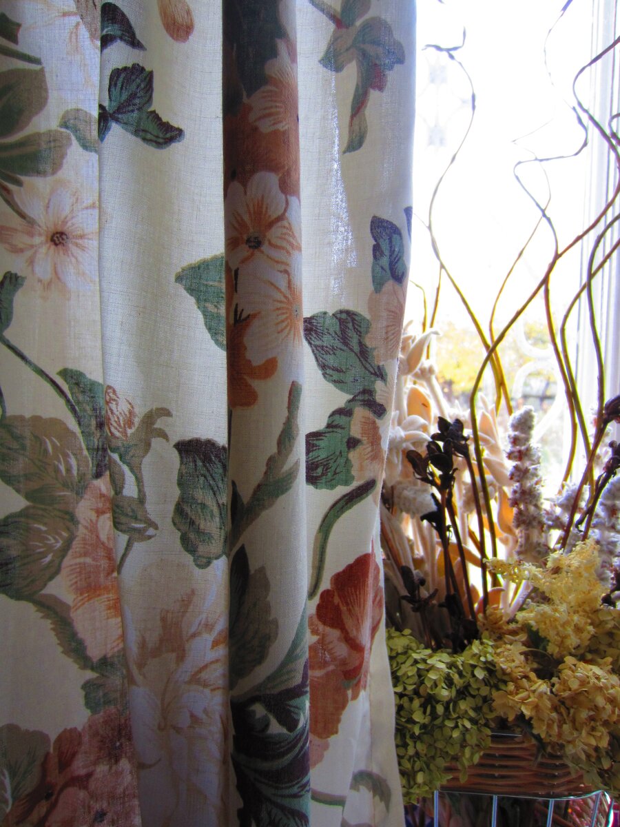 Букет из засушенных растений. Гортензия древовидная и чистец шерстистый  (соцветия), ирис (семенные коробочки), ива (ветки изогнуты способом, о котором рассказано ниже) 