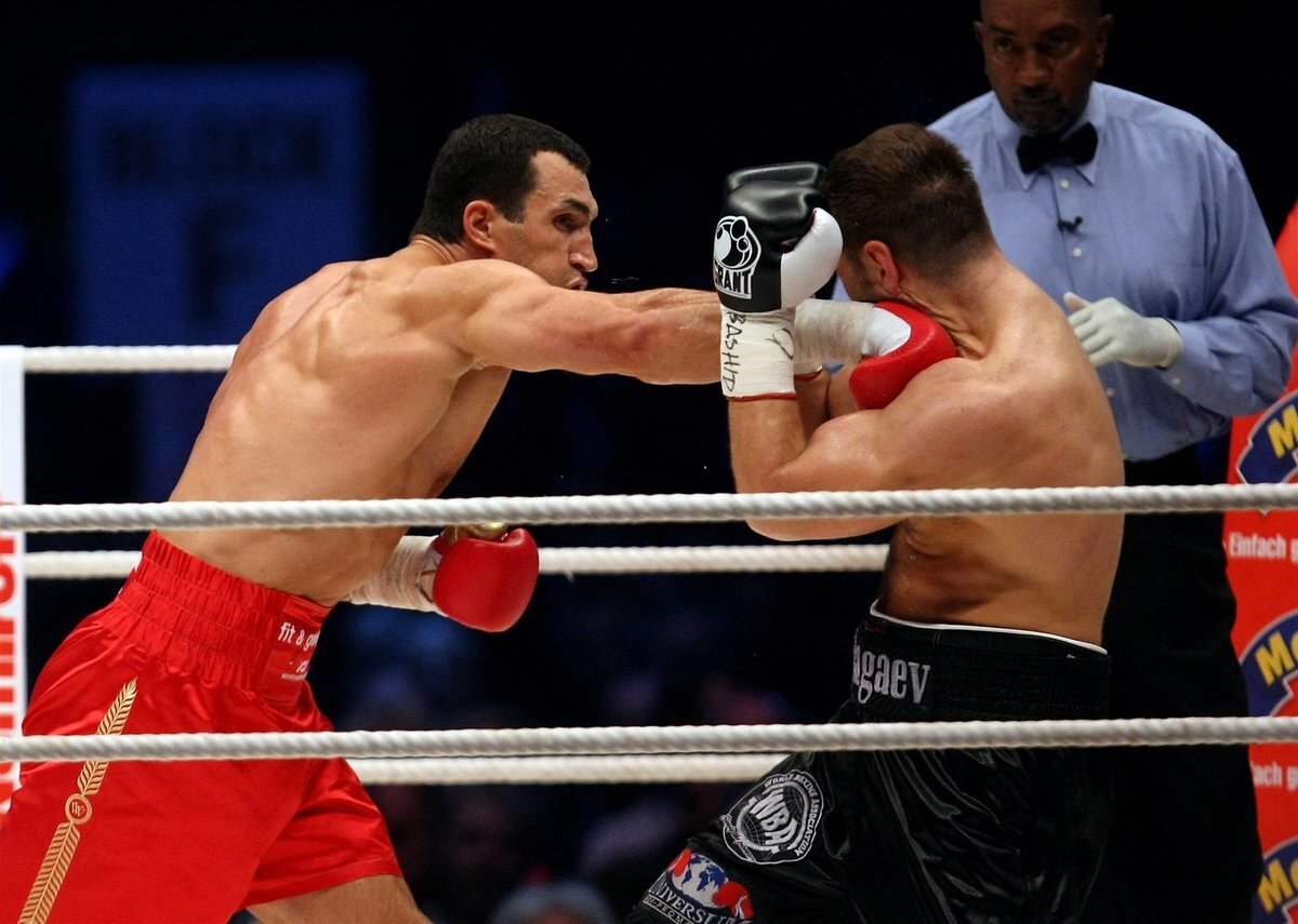 Владимир Кличко в бою с Русланом Чагаевым