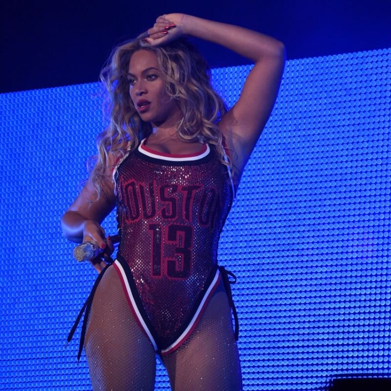 Beyonce made in America 2015. Бейонсе в Красном боди. Бейонсе стриптизерши.