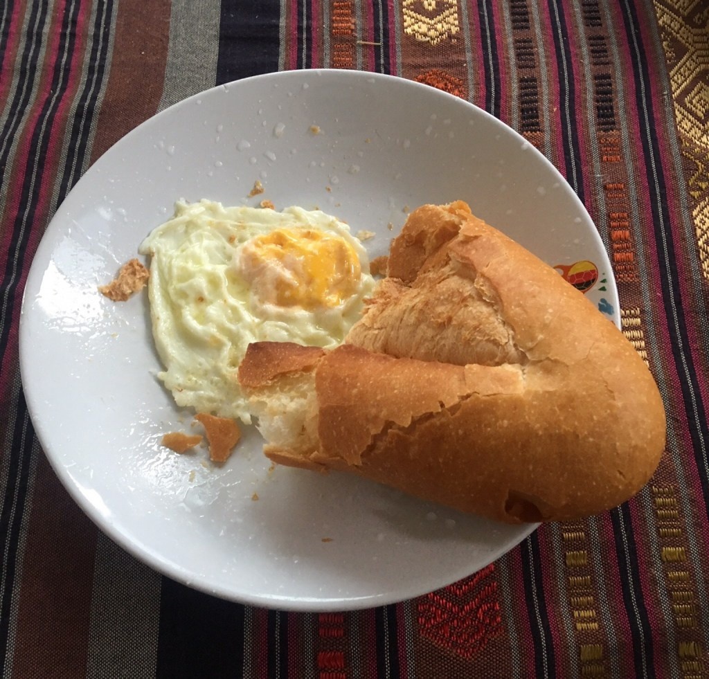 Завтрак в гестхаусе Joli Guesthouse в городе Саваннакхет, Лаос