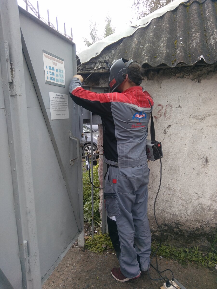 Сварочные работы по монтажу IP вызывной панели домофона. Псковская область.