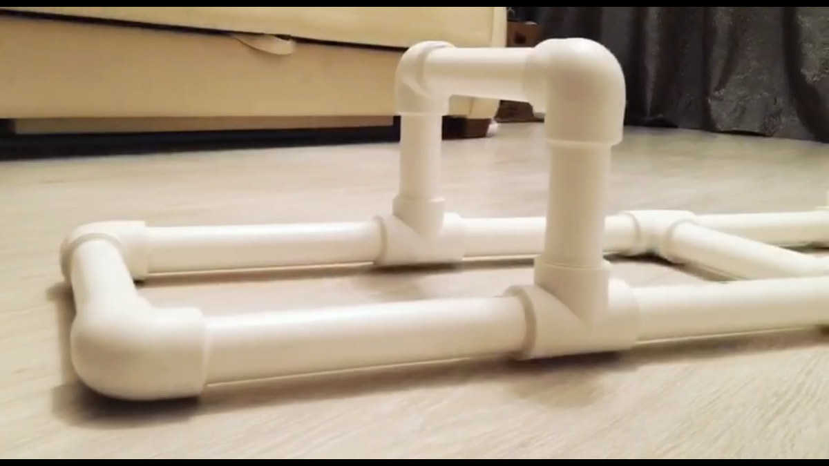 Легко выдерживают людей в 90 кг. Тяжелее просто не нашёл, чтобы испытать)))