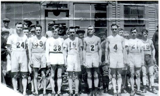 Бостонский марафон 1919 года. Номер "2" - победитель (2'29.13), финн с американским паспортом и немецким именем - Карл Линдер.