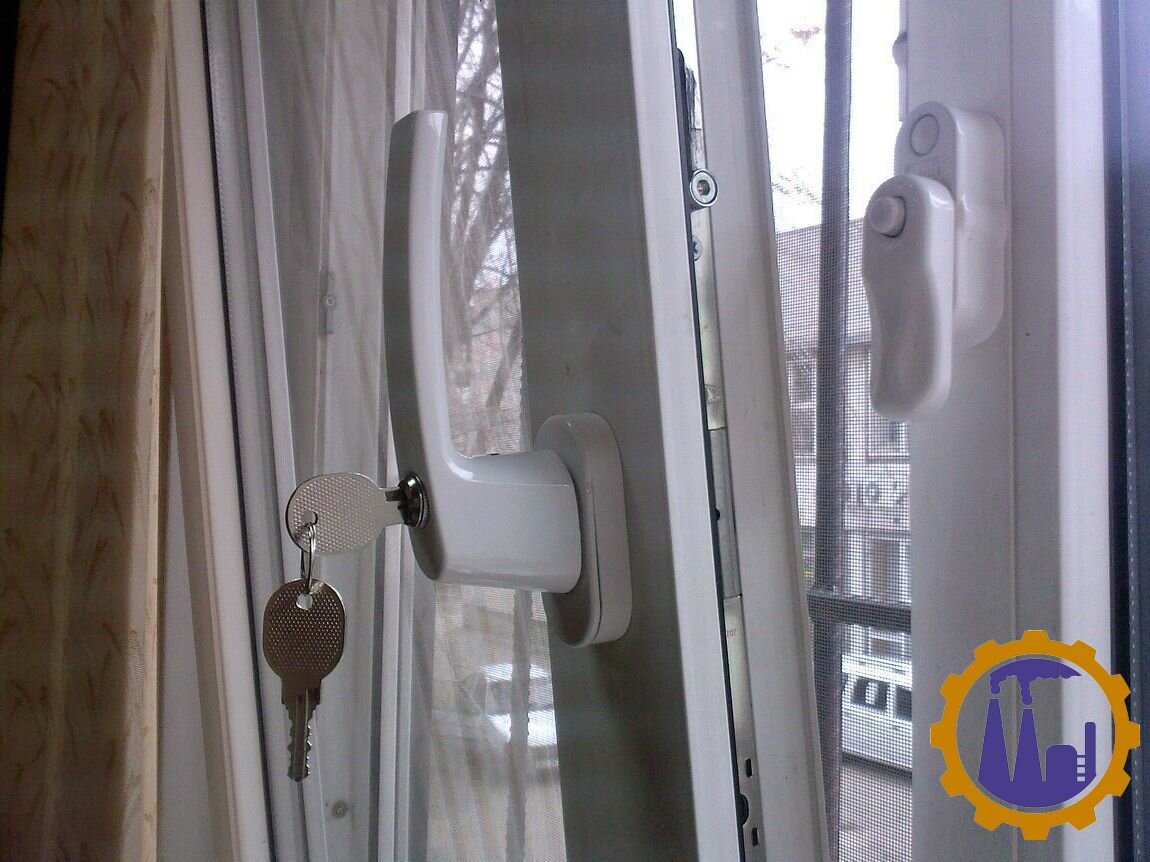 Ручка с ключом обезопасит ваших детей от случайного открывания окна