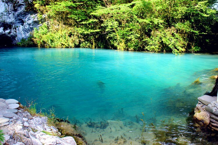 Из-за большой глубины лучи света не проникают далеко в толщу воды, озеро кажется мутным