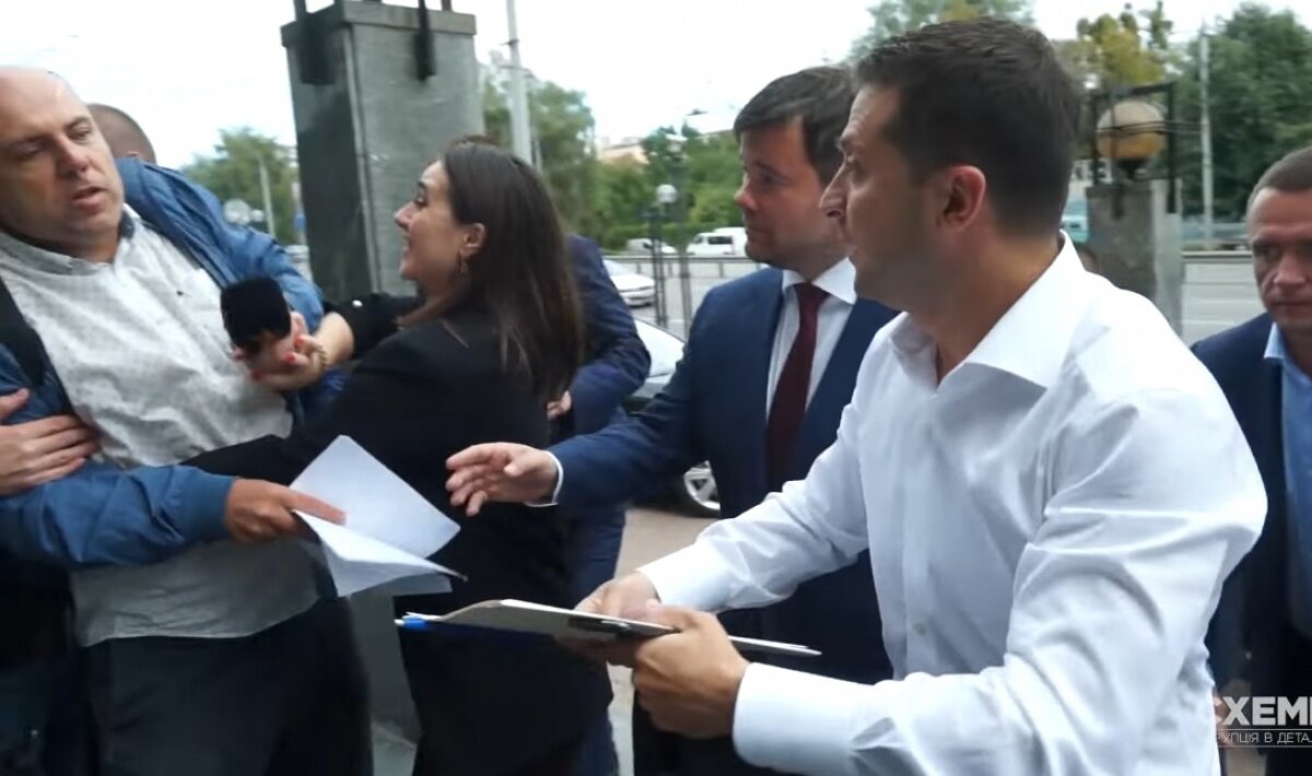 Пресс-секретарь президента Юлия Мендель оттолкнула корреспондента «Радио Свобода» Сергея Андрушко, чтобы он не смог задать вопросы Владимиру Зеленскому и главе президентского Офиса Андрею Богдану. На инцидент обратил внимание другой корреспондент «Радио Свобода» Кристофер Миллер. 
Он отметил, что Мендель сделала это после того, как Зеленский согласился ответить на вопросы. На видео также видно, что Андрушко тянет назад охранник президента. 

Сама Мендель сегодня сказала hromadske, что не знает, о чем идет речь. «Я только что вернулась с саммита ООН, не знаю, о чем вы говорите, я никого не толкала», — заявила пресс-секретарь президента.

Журналист Сергей Андрушко хотел спросить Зеленского о том, знает ли он, что Богдан получил звание заслуженного юриста Украины в 2007 году за национализацию Никопольского завода ферросплавов, которая по факту не произошла. Расследование об этом «Радио Свобода» опубликовала вчера вечером. Также в материале шла речь о том, что в 2013 году Богдан в составе правительственной делегации летал в Санкт-Петербург, после чего премьер-министр Николай Азаров объявил об отказе подписывать соглашение об ассоциации с ЕС. В разгар Евромайдана Богдан получил почетную грамоту от Кабмина Азарова.