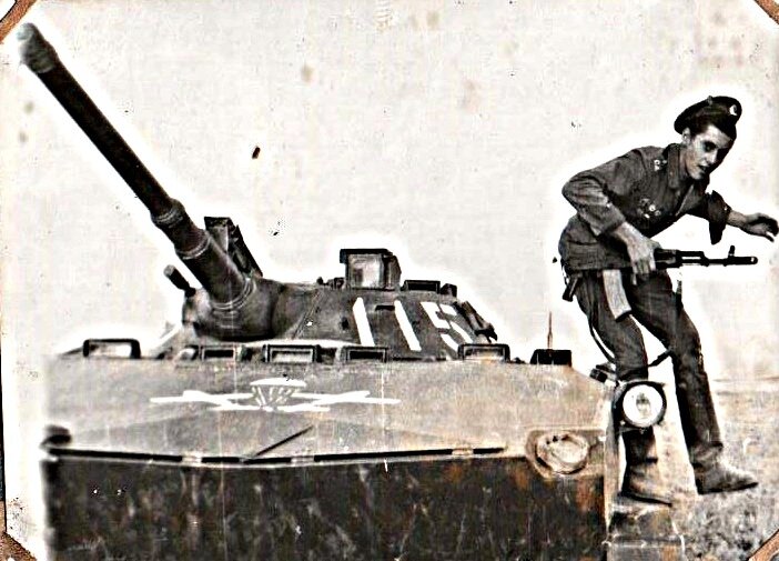 На фото. Туркестан. Конец 70-х. БМД-1 с пушкой 73-мм (2А28 «Гром») и однополчанин автора...