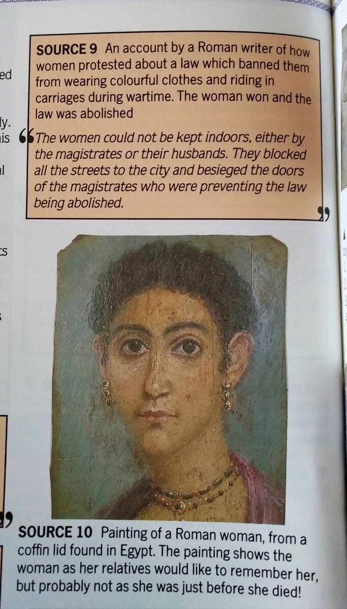 В первом источнике рассказывается о борьбе римских женщин за право носить нарядную одежду, а во втором авторы сетуют на лицемерие римлян: женщина, мол, изображена в том образе, в каком ее хотели запомнить родственники, но возможно вовсе не такой, какой она была при жизни!