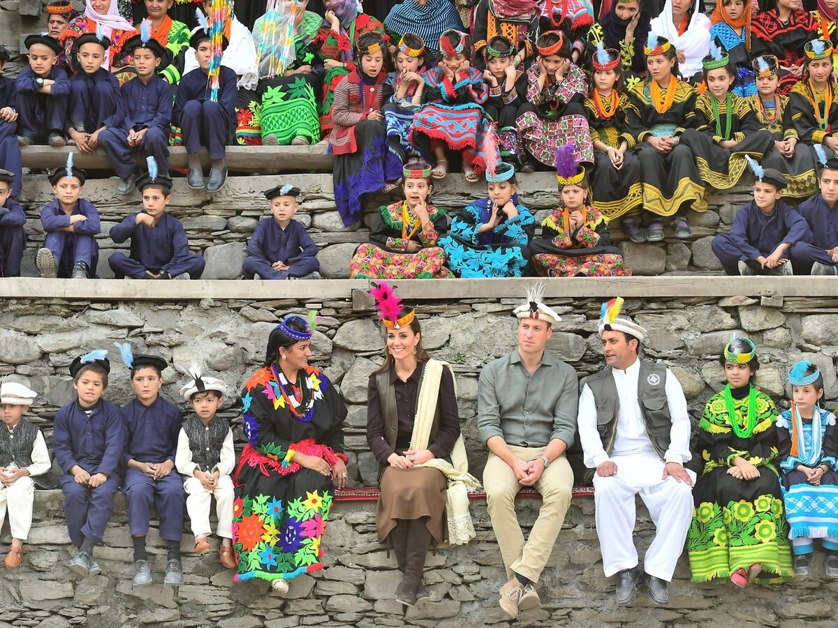 Третий день тура по Пакистану: Кейт и Уильяму вручили смешные шляпки с перьями