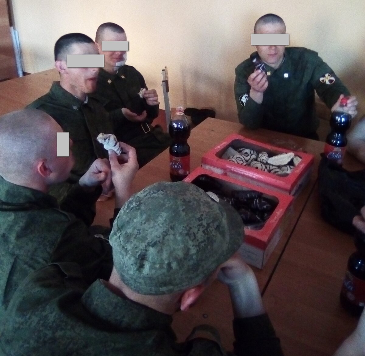 Так мы справляли день рождение сослуживца в КИДе. На новый год стол был богаче.