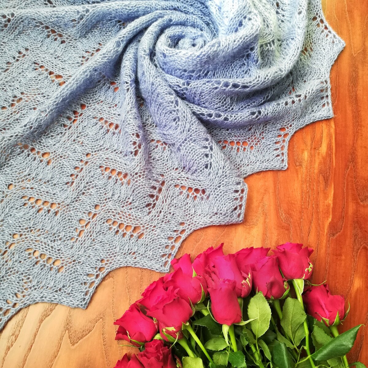 Палантин сдержанного серо-голубого цвета