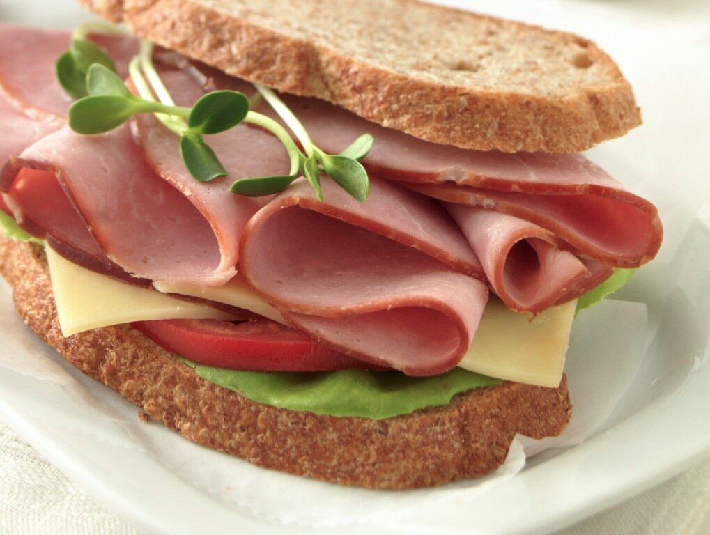 Бутерброд с колбасой