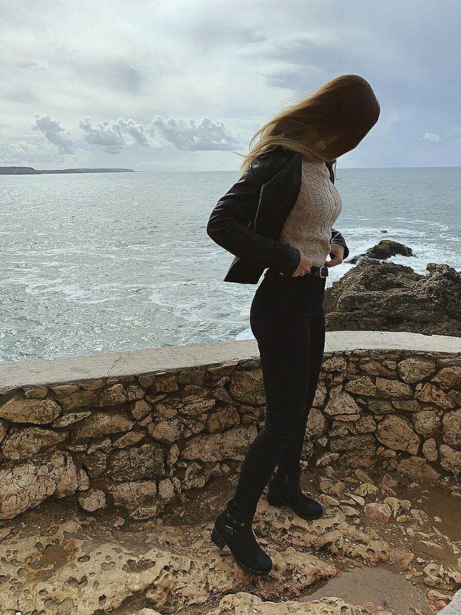 Моя схема питья  (стакан = 200мл) 
1-й и 2-й стакан - утром натощак
3-й стакан - в промежуток между завтраком и обедом
4-й стакан - за 30 минут до обеда
5-й и 6-й стакан -  в промежуток между обедом и ужином 
7-й стакан - за 30 минут до ужина
8-й стакан - за 1,5-2 часа до сна 

В тот день когда у меня тренировка, я соответственно пью больше. В зависимости от интенсивности тренировки.