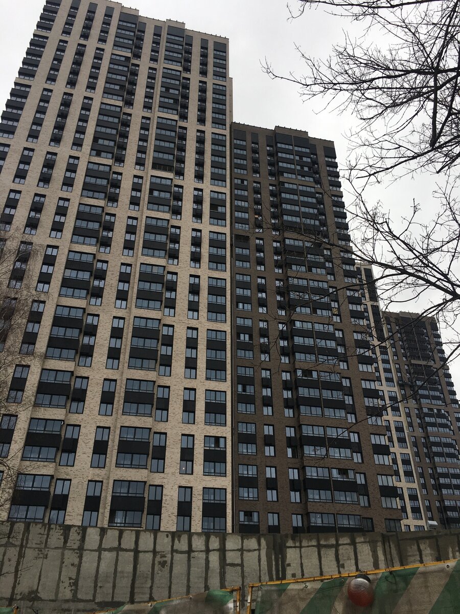 в первой очереди ЖК Фестиваль Парк построено три 35-этажных корпуса