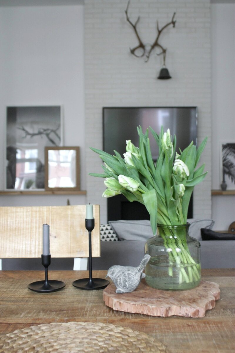Подставка под вазой,  колокол на рогах - Оби. Подсвечники - Икеа, свечи - H&M
