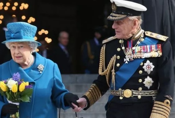 Филипп решил, что уйдет из жизни раньше жены, хочет всю "торжественность" оставить ей. Так пишет Express