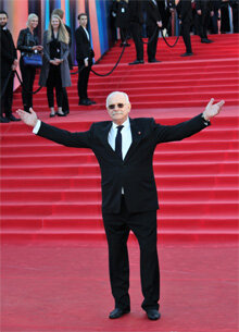 Ущерб, который нанесет мировой киноиндустрии пандемия коронавируса, еще только предстоит оценить, но уже сейчас очевидно, что речь идет об огромных суммах. И дело не только в отмененных премьерах, остановленных съемках и потере сотен тысяч рабочих мест. Будет в значительной степени подорвана сложившаяся схема проката, так как все больше людей станет отдавать предпочтение домашнему просмотру. Не избежит негативных последствий и фестивально-наградная система. И, к слову, все происходившее с ней в первой половине 2020 года заслуживает самого пристального внимания любителей всевозможных теорий заговоров. 
Например, предполагающих, что вирус появился не в результате естественных мутаций, а был рукотворным и выпущен из некой лаборатории в определенное время со вполне конкретной целью. Какой? Да, старой, как мир, описанной емкой античной формулой "разделяй и властвуй".

Как известно "жертвами" коронавируса уже стали сразу несколько международных мероприятий класса "А". Сначала были отменены "Каннские Львы", затем Московский кинофестиваль, а после не выдержали нервы и у организаторов самого престижного европейского кинофорума. Естественно, во всех случаях утверждалось, что фестивали будут проведены позже, когда прояснится ситуация с карантинами, однако в это верится с трудом. Летом подобные мероприятия проводить нецелесообразно, а в начале осени - бессмысленно, так как там будут свои пока еще не отмененные Венецианские и прочие.

Если обратиться к истории, то можно вспомнить, что за последние 60 лет тот же Каннский фестиваль был отменен лишь однажды. И произошло это не во время такой же пандемии "свиного гриппа" в 2009 и 2010 годах, а в 1968 году, когда по Франции прокатилась волна студенческих бунтов и массовых забастовок. Причем, сами по себе майские события не повлияли на гламурную тусовку на набережной Круазет, фестиваль стартовал. Но уже после его начала о своей солидарности с бунтарями заявили режиссеры так называемой "новой волны", работы которых участвовали в конкурсной программе. И вот на этом все и закончилось.

Что касается Московского фестиваля, то с 1959 года, когда его проведение стало вновь регулярным, он также отменялся лишь однажды - в 1998 году и тоже по сугубо внутренним причинам, не имевшим отношения к международной повестке дня. Именно в этом году случился один из самых серьезных экономических кризисов в стране, приведший к радикальным изменениям не только в финансовой системе, но в итоге на политическом Олимпе. С тех пор ничто не вносило коррективы в графики проведения столичного кинофорума, даже небывалая жара летом 2010 года и густой смог от лесных пожаров, окутавший всю Москву и Подмосковье. Хотя и тогда было очевидно, что проводить подобные мероприятия не слишком полезно для здоровья.

Словом, столь массовой отмены важных для мирового кинематографа событий не происходило никогда. Случайное стечение обстоятельств? Быть может. Но есть один любопытный момент - "Оскар 2020". Общеизвестно, что церемонии вручения премий Американской Киноакадемии, как правило, проходят в конце февраля. Или начале марта, если в этот же год проводятся зимние Олимпийские игры. Так было, например, в 2010 и в 2014 годах. Но в 2020 году случилось странное: шоу оказалось перенесено на начало февраля. Без всяких очевидных причин.

Или причины все же были? Например, опасения, что в конце месяца оно просто может не состояться из-за какого-то глобального кризиса? И уж точно может лишиться возможности принять внушительный десант из Южной Кореи, который в течение прошлого года собрал все мыслимые награды. Стоит также вспомнить, как недовольна была в дальнейшем администрация США победой "Паразитов". А, зная, искреннюю "любовь", которую значительная часть Киноакадемиков испытывает к нынешнему главе Белого дома, не трудно предположить их стремление досадить Дональду Трампу доступными им средствами. Скажем, поторопившись с церемонией.

Но все это лишь догадки, которые могут не иметь ничего общего с действительностью. Возможно, мы имеем дело с невероятным стечением обстоятельств.