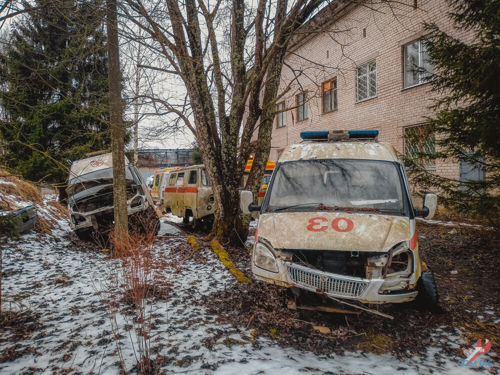 Машины скорой помощи брошены во дворе больницы. Подошел сфотографировать и застал мародера за «черным делом»