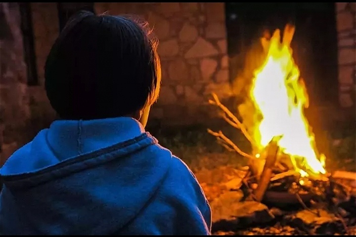 Женщина сфотографировала сына у костра, но, когда увидела фото мальчика, то испугалась. На снимке присутствовало неизвестное существо
