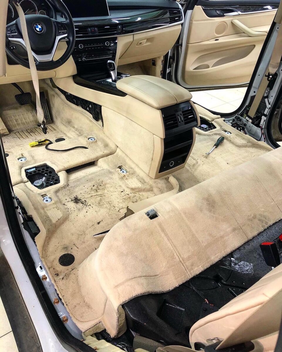 Светлый салон шикарен только при условии качественного ухода за ним. Под сиденьями и в прочих закутках со временем накаливается пыль. Если салон не разобрать, то чистка будет некачественной.