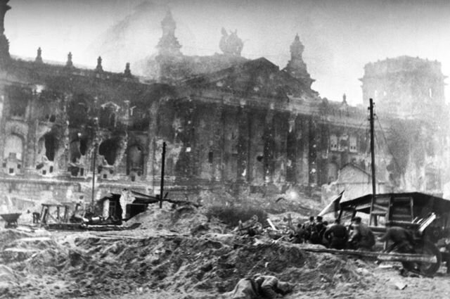 Руины Рейхстага, май 1945 года. Фото в свободном доступе.