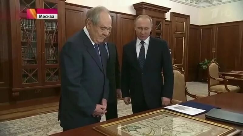 В.В. Путин дарит карту Тартарии  презедента Татарстана