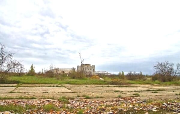 Первый энергоблок и инженерный корпус АЭС. Фото: aquatek-filips.livejournal.com