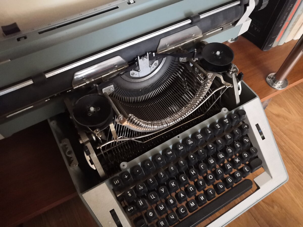 Под защитной крышкой 