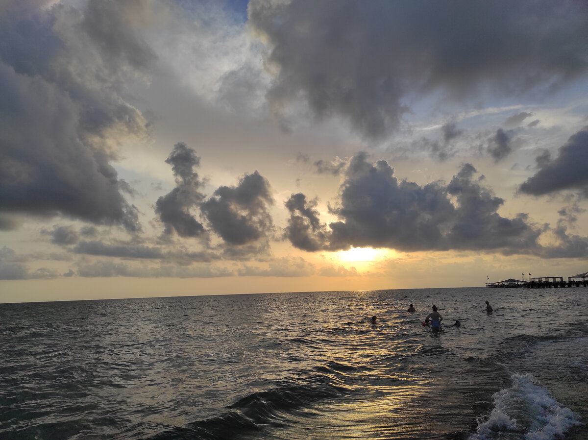 В первую очередь все мы едем к этому прекрасному морю. Фотоархив автора