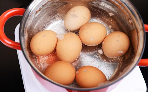 Доводим воду до кипения добавляем яйца варим на протяжении 5-8 минут если хотите вкрутую 9-12 в зависимости от нагрева комфорт 