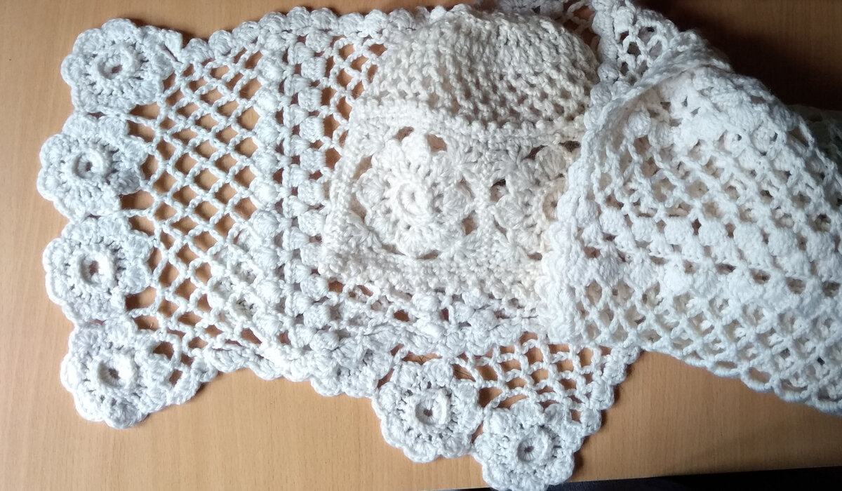 Ажурный вязаный комплект шапочка + шарф