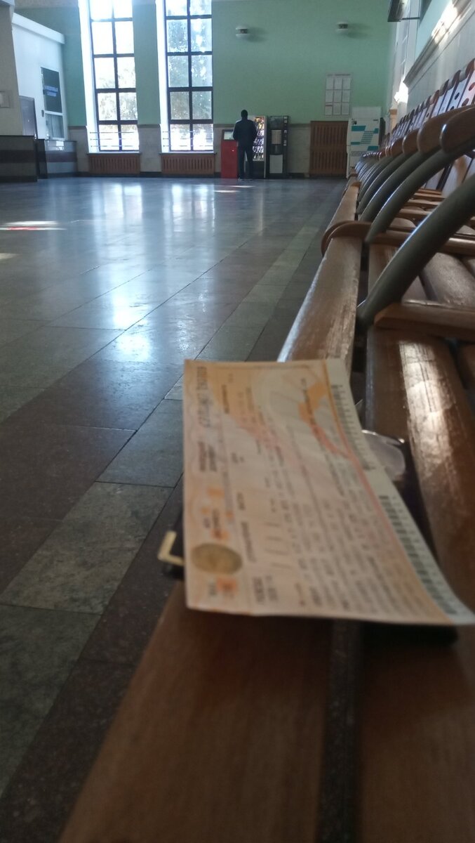 И ты один сидишь в зале ожидания и вспоминаешь, как тут не умолкал голос человека ни на минутку. Ты из прошлого века, гражданин новой страны. 