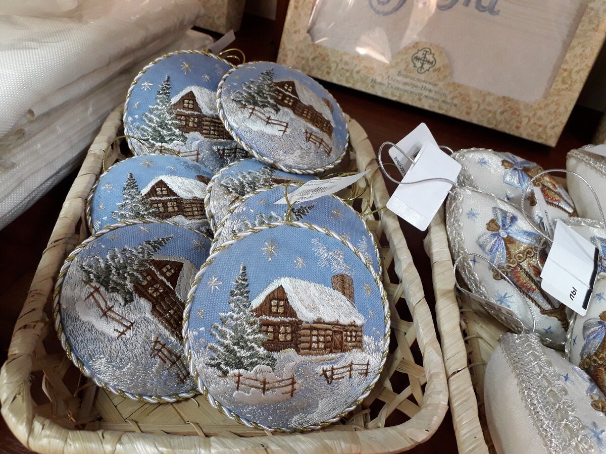 Сюжеты для ёлочных игрушек радуют взор.