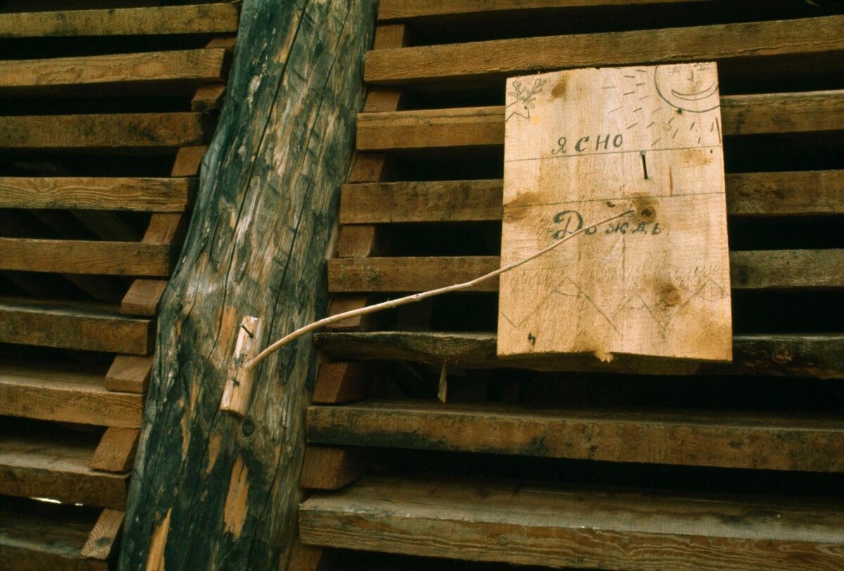 Самодельный барометр из ветки ивы. Село Шебалино, СССР, 1976 год. Автор снимка Дин Конгер.