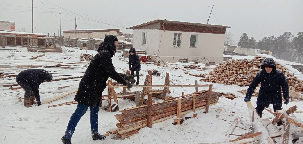 Студенты железнодорожного колледжа