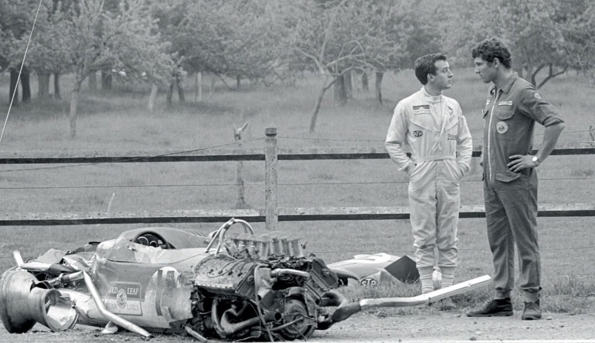 Оливер с механиком возле разрушенной Lotus 49 в Руане