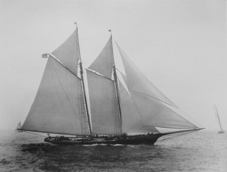 Та самая шхуна "Америка" прожила очень долгую жизнь, почти столетие, и была разобрана в 1945 году