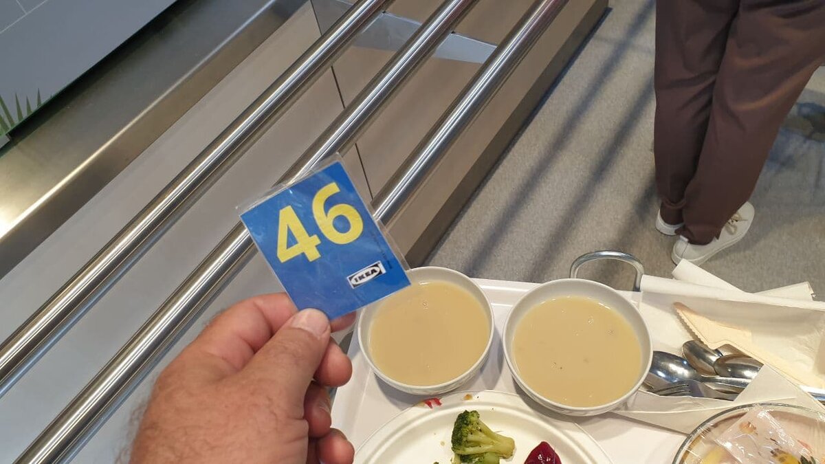 Синяя карточка, которую нам дали на входе - столик 46 на двоих